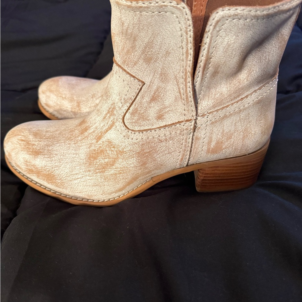 Diba True Walnut Grove Boots in Vintage White - Size 9.5 Never worn